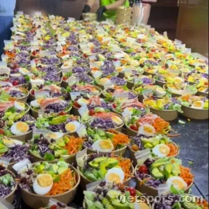 Cơm trắng tôm xào lăn + rau củ luộc