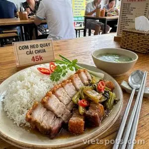 Cơm tấm heo quay xào cải chua