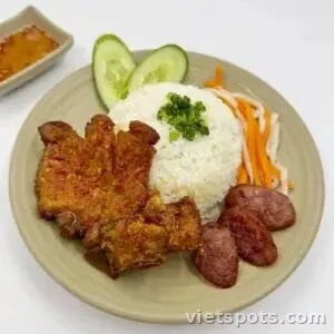 Cơm tấm sườn lạp xưởng thái