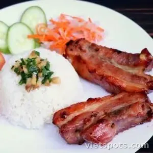 Cơm tấm sườn que chả