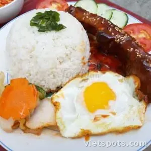 Cơm tấm sườn que ốp la
