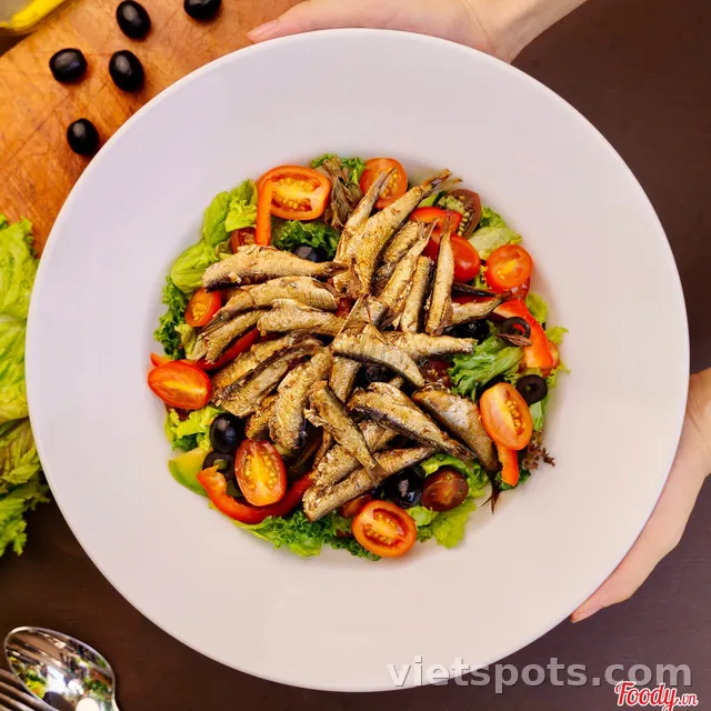 Salad cá trích xông khói biển Baltic