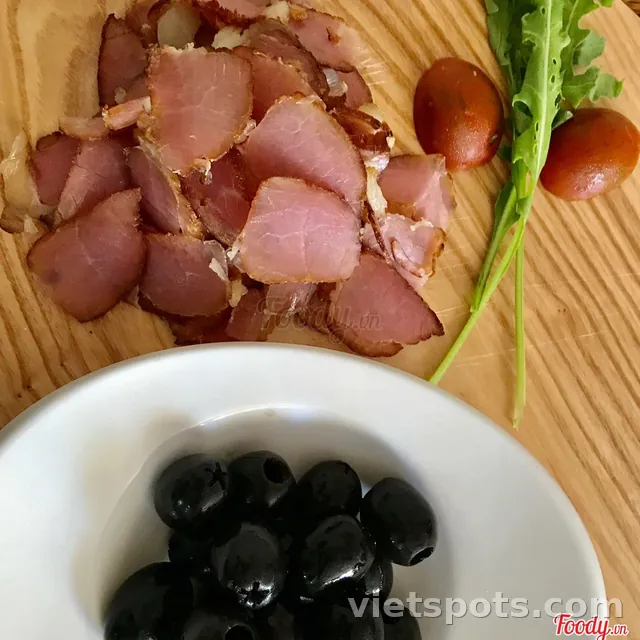 Thịt heo xông khói kèm olive