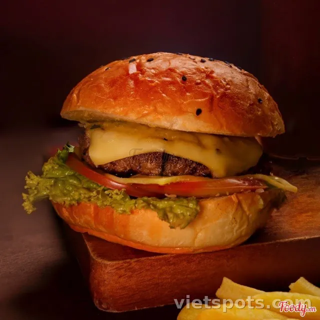 Beef burger ăn kèm khoai tây chiên