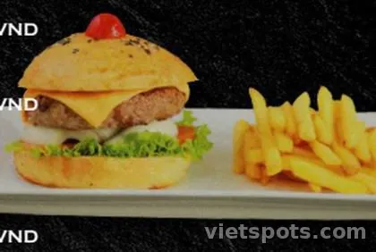 BEEF BURGER ĂN KÈM KHOAI TÂY CHIÊN