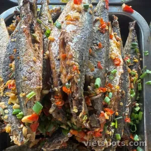 cơm cá nục chiên sốt mắm tỏi