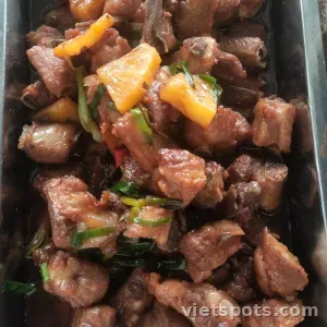 cơm sườn non rim chua ngọt
