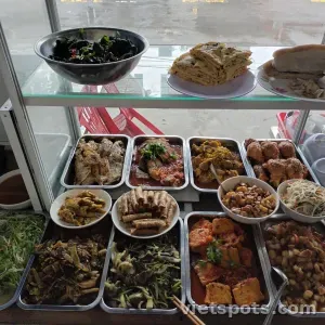 cơm thập cẩm có sườn