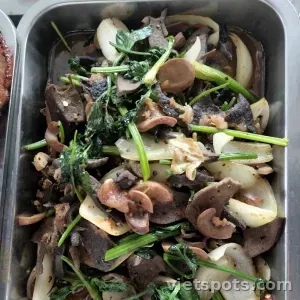 cơm tim cật xào hành cần