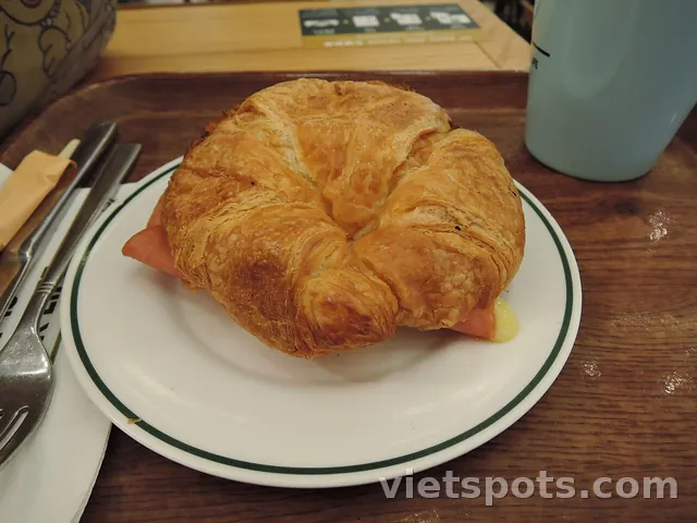 Bánh sừng bò thịt xông khói & phô mai