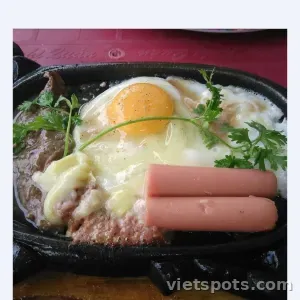 2 trứng , xúc xích