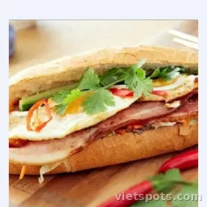 Bánh mì bò , trứng , pate