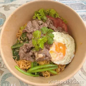 Mì Gói Xào Bò - Trứng Trùm