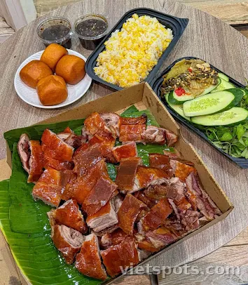 Vịt quay nguyên con + 3 bánh bao