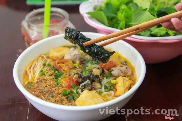 Bún riêu cua ốc Hà Nội - thập cẩm