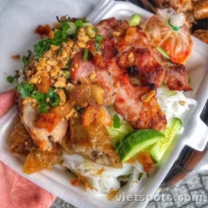 Bún thịt nướng chả giò