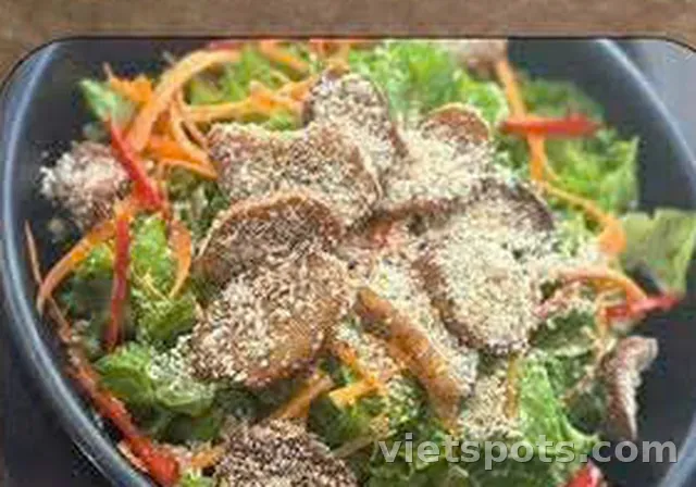 Салат с растительной «курицей» и рисовой пудрой