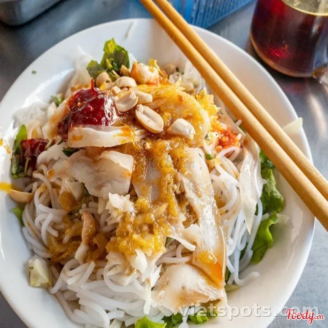 Fermented Fish Sauce Noodles with Boiled Pork