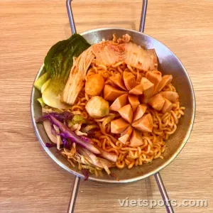 ソーセージ辛口混ぜ麺