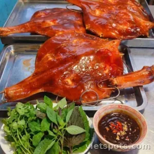เป็ดตัวเมียทั้งตัวอบเครื่องเทศ