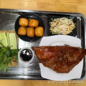เป็ดย่างหนังกรอบครึ่งตัว + ซาลาเปานึ่ง 4 ลูก