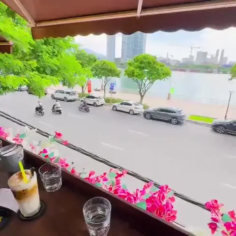 सुबह की कॉफी, हान नदी को देखते हुए!